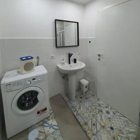 Urban Chic Free Wi-fi- *